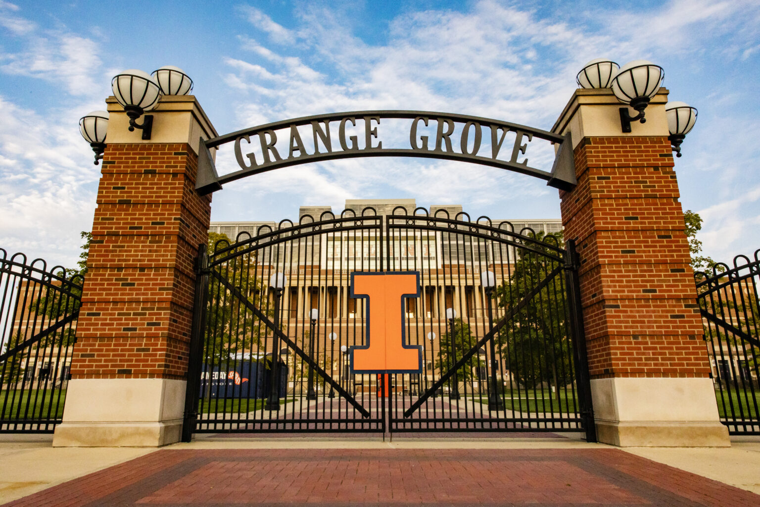 Campus Photo Opportunities – Illinois Commencement